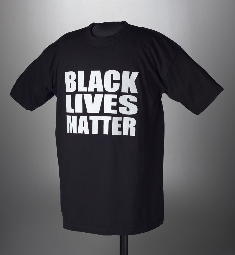 Camiseta con el lema “Black Lives Matter” por Gemrock, 2015. NMAAHC.