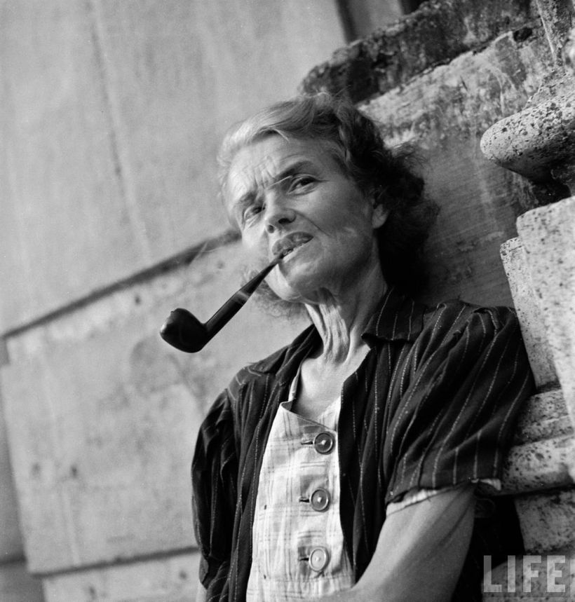 Carl Mydans. Retrato de mujer fumando en 1945. LIFE / Google.