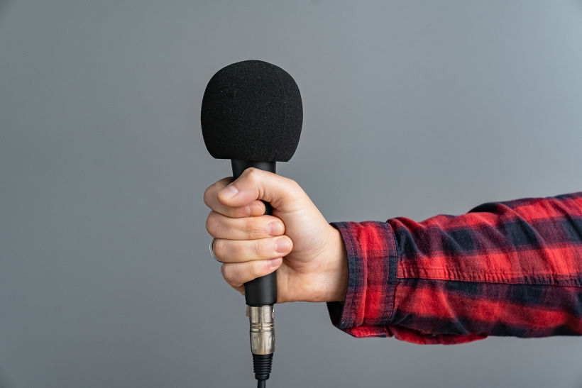 Existen dos tipos de micrófonos: micrófonos dinámicos y micrófonos de condensador.