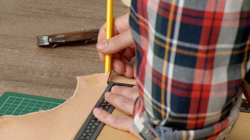 Demarcando con lápiz podrás cortar el cuero con mejor precisión