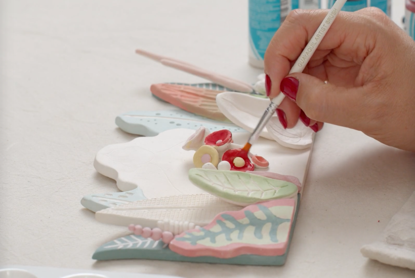 Ilustrar cerámica con pigmentos.