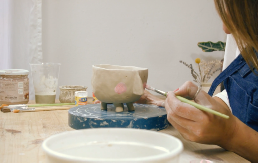 Aprende a crear un personaje en una taza de cerámica.