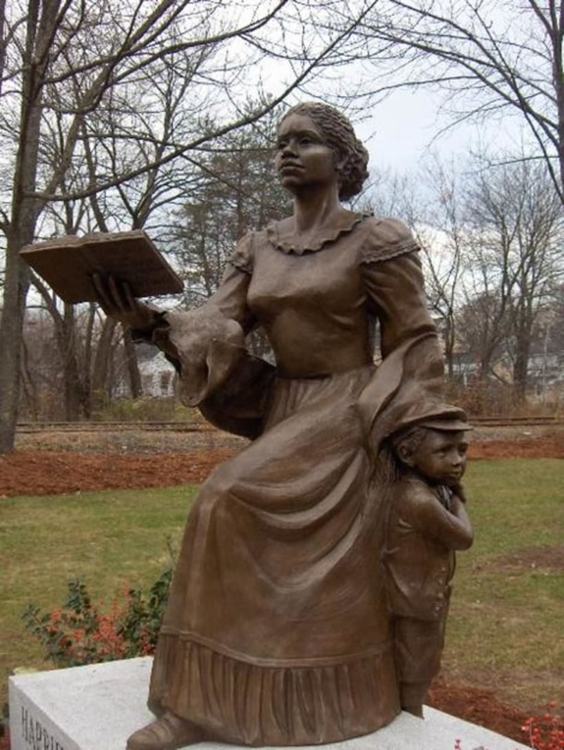 Estatua conmemorativa de Harriet E. Wilson, comisionada por Fern Cunningham y donada a la ciudad de Milford