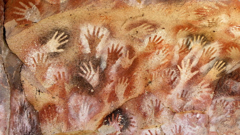 Manos estarcidas con una especie de aerógrafo de hueso, en la Cueva de las Manos (Argentina).