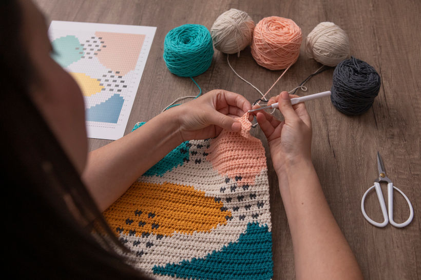 La intarsia crochet es una técnica que permite hacer dibujos en el tejido mediante cambios de color.