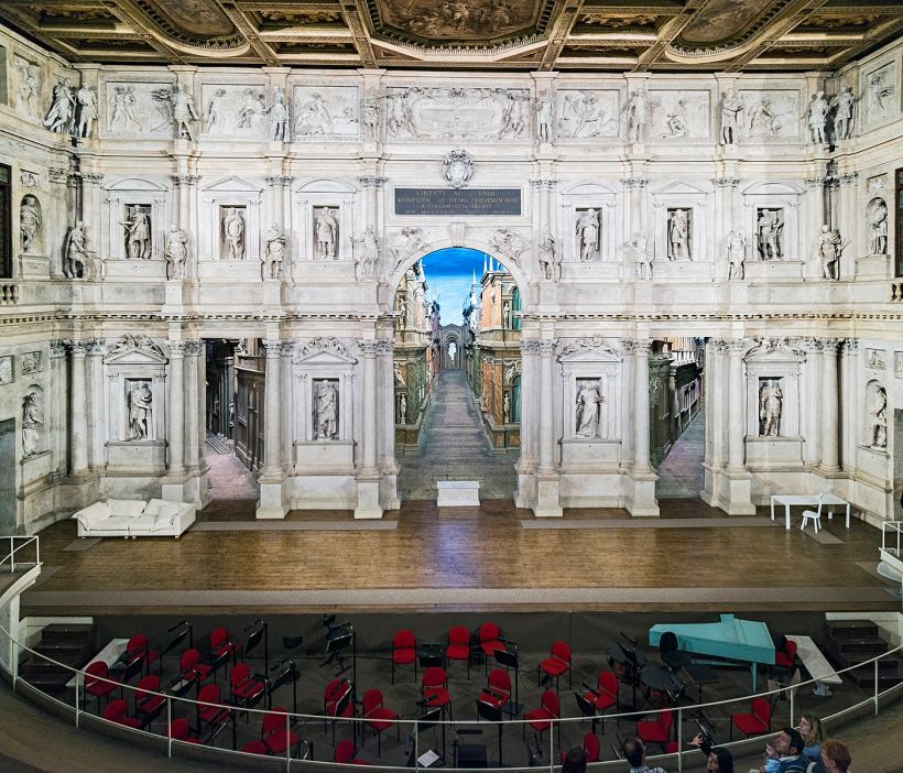 Teatro Olímpico de Vicenza, diseñado por el arquitecto renacentista Andrea Palladio en 1580.