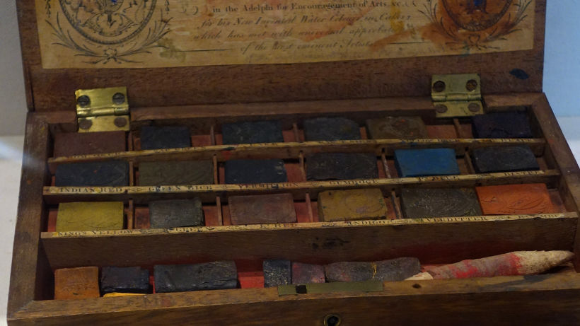 Imagen de una caja de acuarelas antigua, en el Joseph Allen Skinner Museum, Estados Unidos [Wikimedia. Daderot]