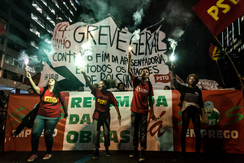 Manifestações brasileiras por direitos à educação, a vida da população negra e mulheres. 3