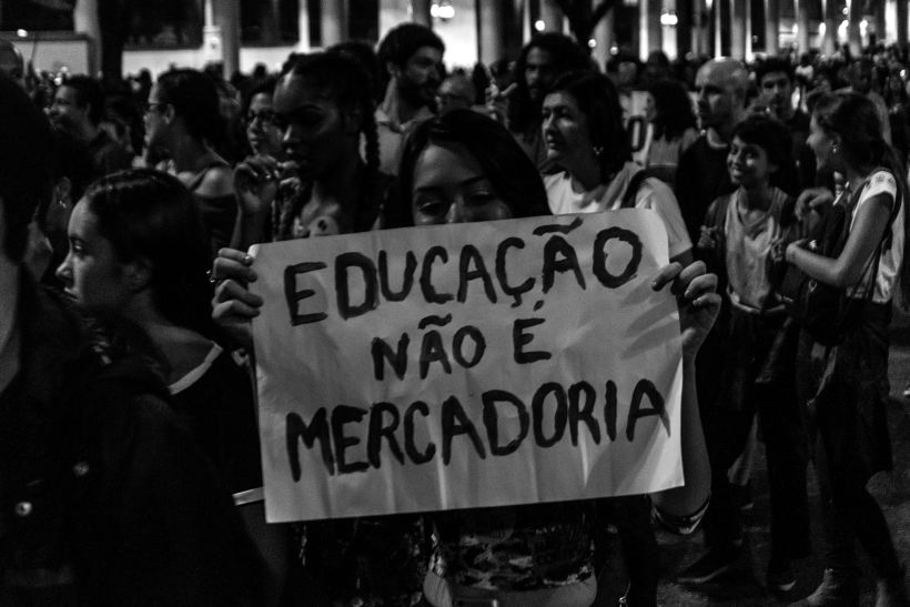 Manifestações brasileiras por direitos à educação, a vida da população negra e mulheres. 4