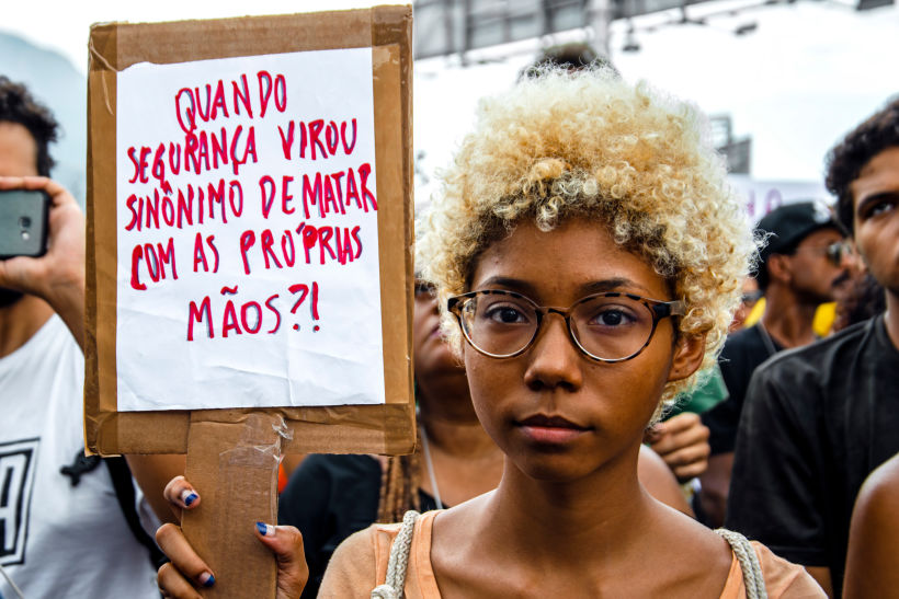 Manifestações brasileiras por direitos à educação, a vida da população negra e mulheres. 5