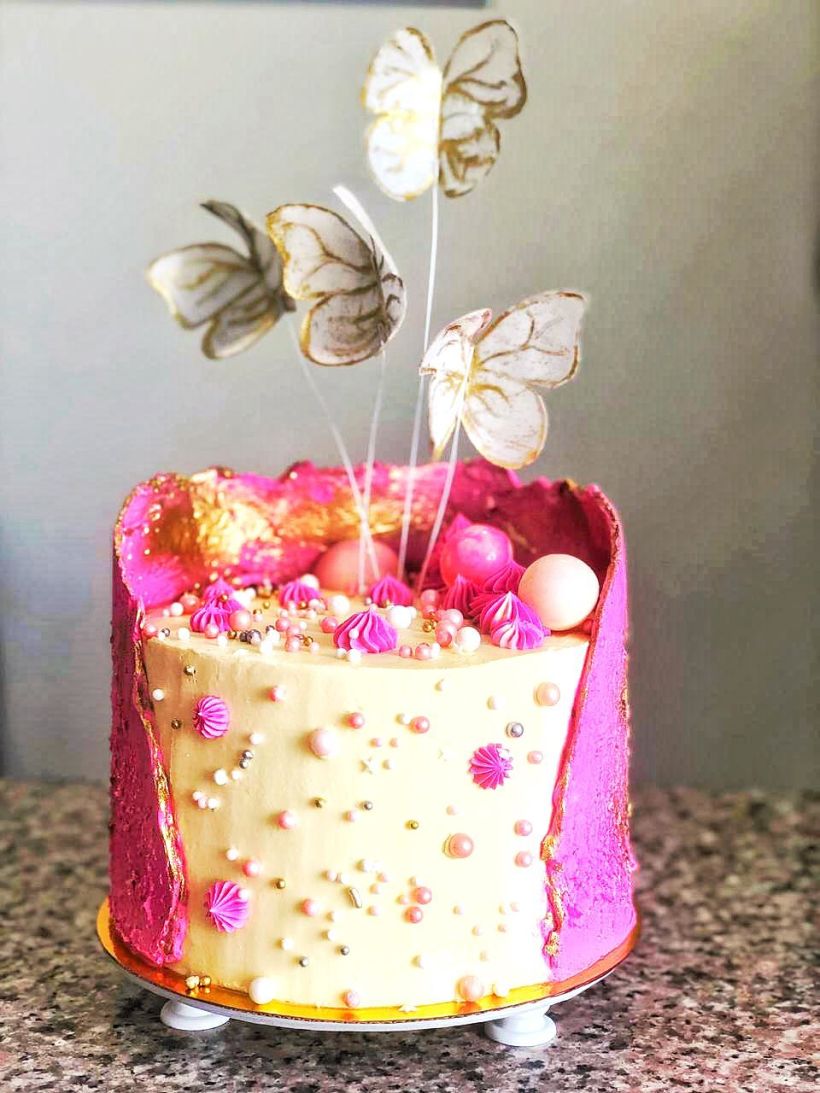 Mi Proyecto del curso: es este pastel de vainilla y utilice colores de mi paleta y me inspire en la mariposas y flores que tanto me gustan 0