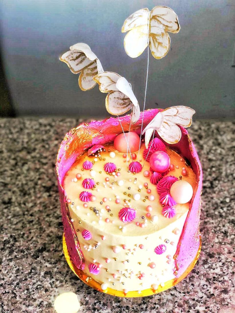 Mi Proyecto del curso: es este pastel de vainilla y utilice colores de mi paleta y me inspire en la mariposas y flores que tanto me gustan 1