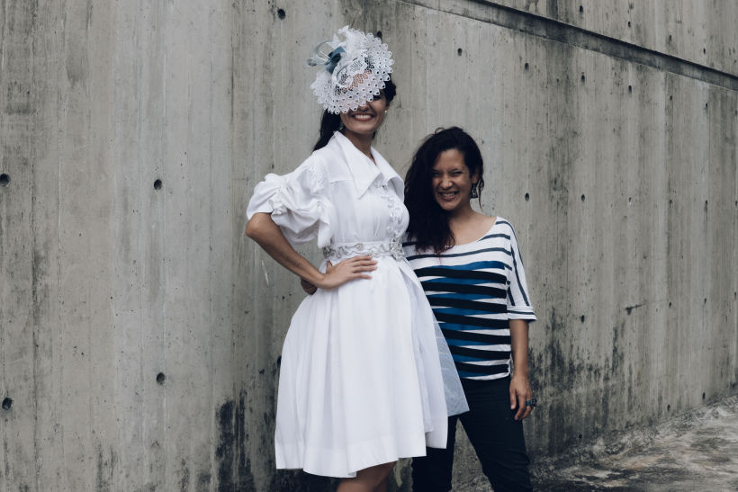 Vestido de Novia y su diseñadora con franela intervenida con cintas, inspirada en la obra cinética del maestro Cruz-Diez