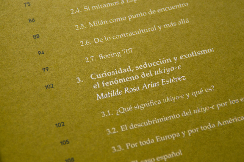 Detalle del índice, donde se puede apreciar mejor el detalle de la tinta bronce.