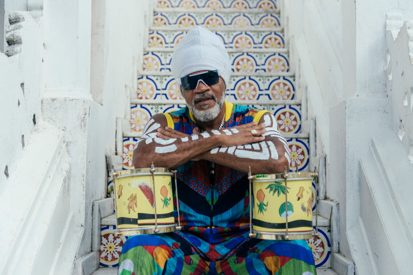 La percusión desempeña un papel esencial en la trayectoria artística de Carlinhos Brown.