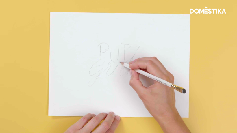 Para empezar, diseña el contorno/esqueleto básico de tu “lettering”.