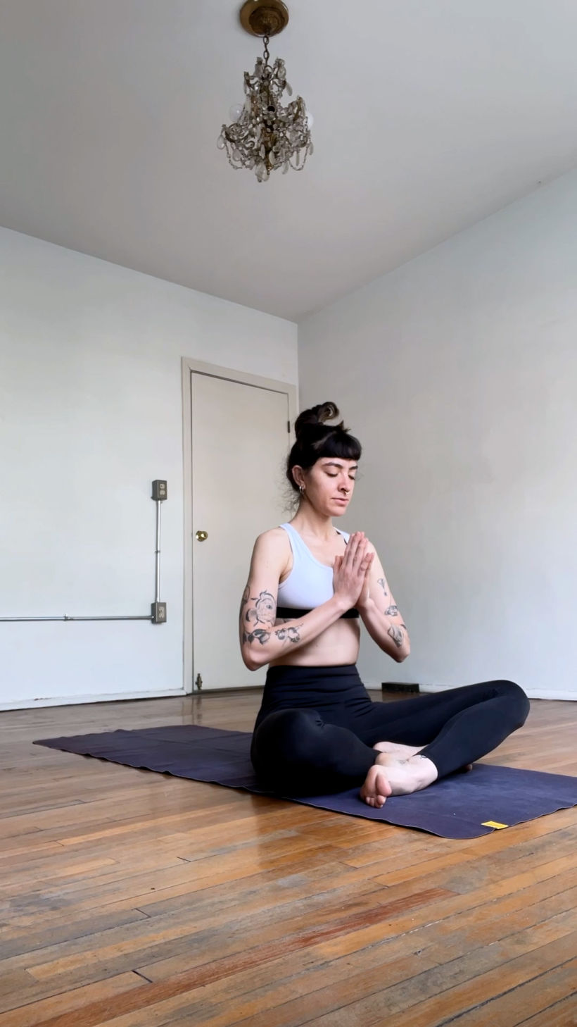 Diana does yoga and meditates every morning to start the day with energy.