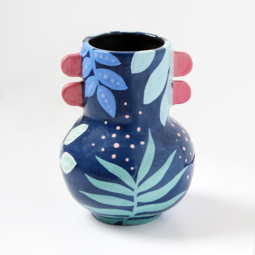 Vase "amphore" à oreilles, motif jungle bleue