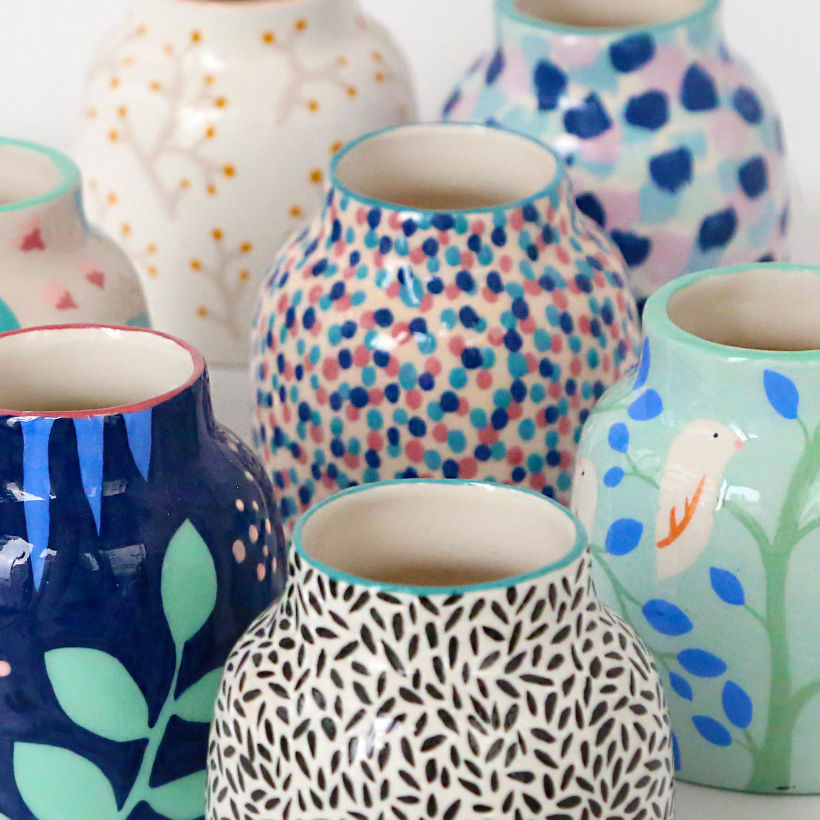 Zoom sur les motifs des mini vases en céramique