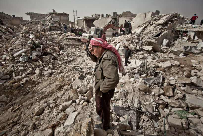 Personas que regresan a su casa luego de un bombardeo en Siria. Por Pablo Tosco.