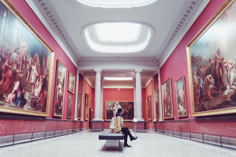¿Qué significa visitar bien un museo? Foto: Unsplash.