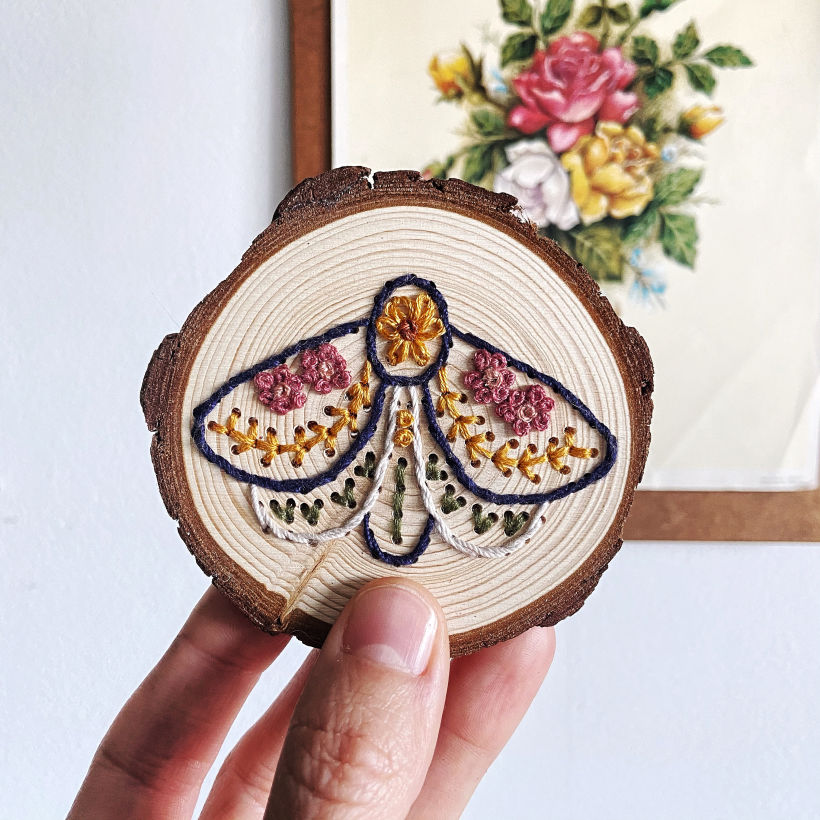 Mariposa Folk bordada en disco de madera 1
