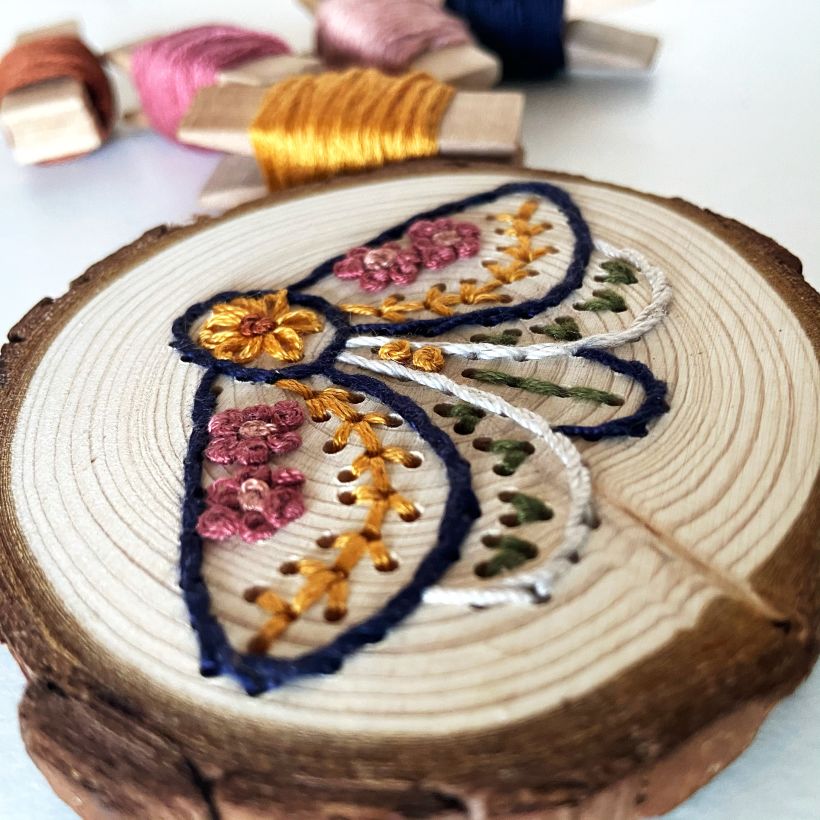 Mariposa Folk bordada en disco de madera 2