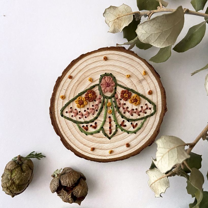 Mariposa Folk bordada en disco de madera 3