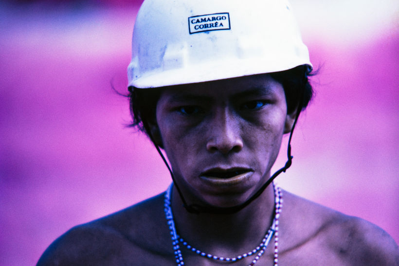 Un indígena durante la construcción de una carretera en la Amazonia, 1975. © Claudia Andujar.