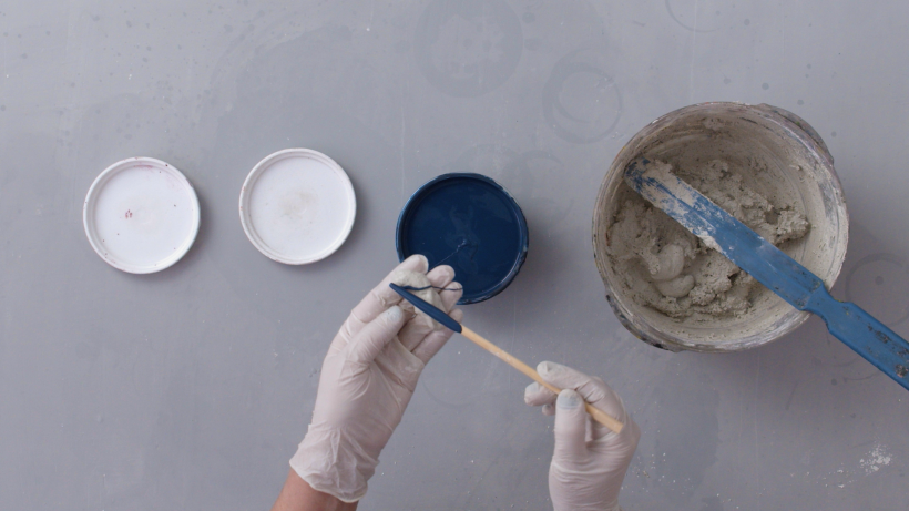 Faça um rolinho com o concreto e pinte utilizando um palito previamente mergulhado no vinil líquido