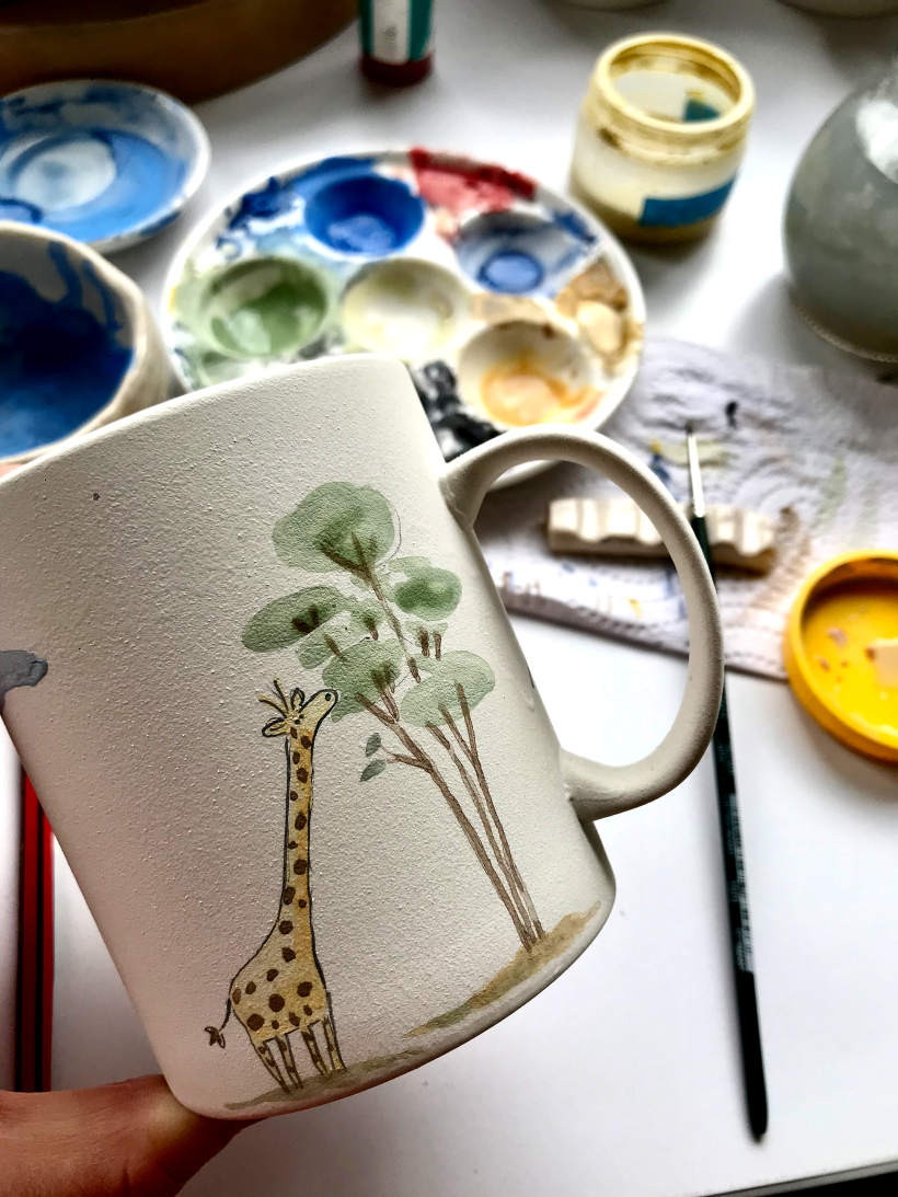 Proceso: Mug jirafa recién dibujado ANTES de la quema