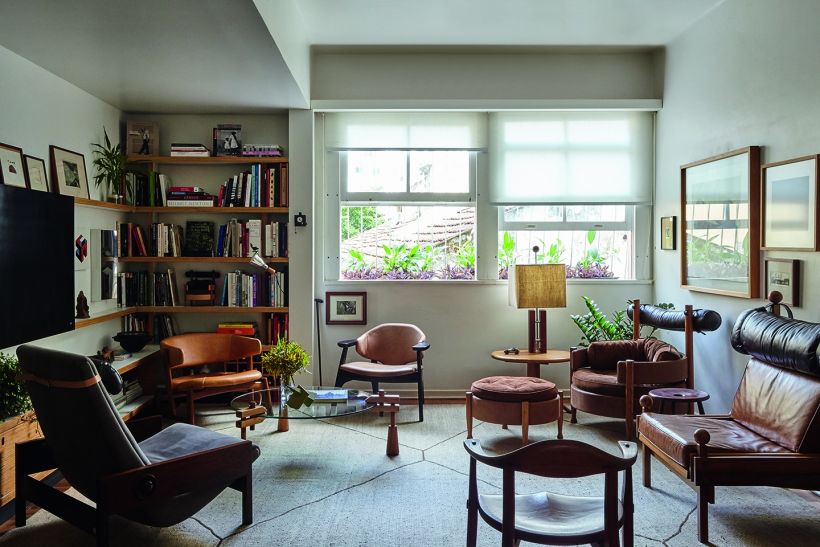 Salón con muebles del diseñador brasileño Sérgio Rodrigues