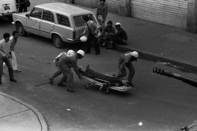 Policías atienden el cuerpo de un herido durante La Toma del Palacio de Justicia. Viki Ospina (1985)