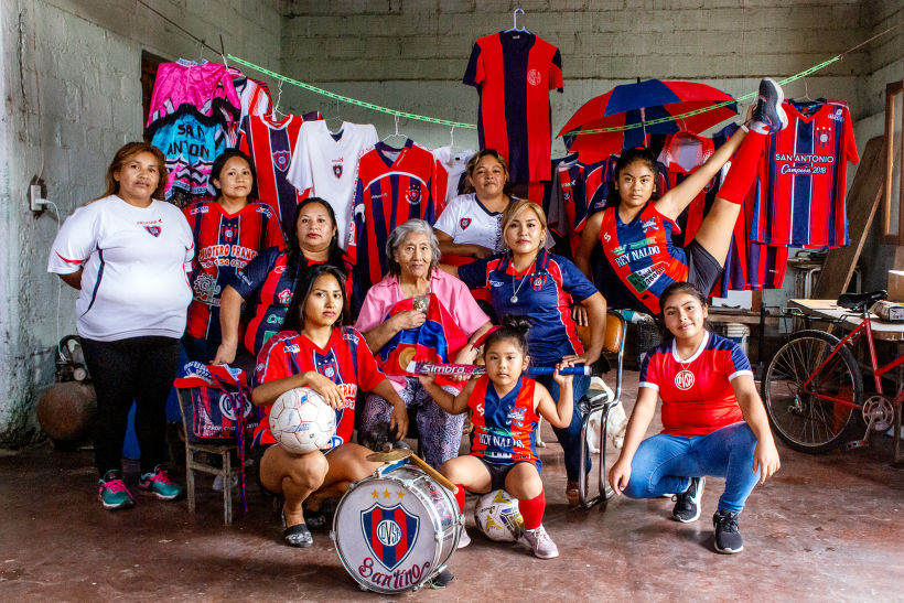 Hinchas del Club Deportivo Villa San Antonio n la ciudad de Salta (Argentina). Foto: Paola Ramírez. 