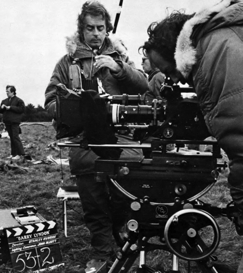Stanley Kubrick y el director de fotografía John Alcott en el rodaje de “Barry Lyndon”. Foto de American Cinematographer.
