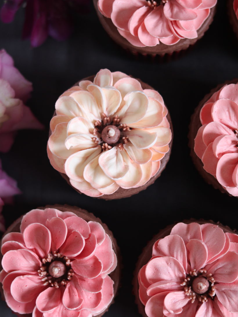 Buttercream Flower Cake & Cupcake 11