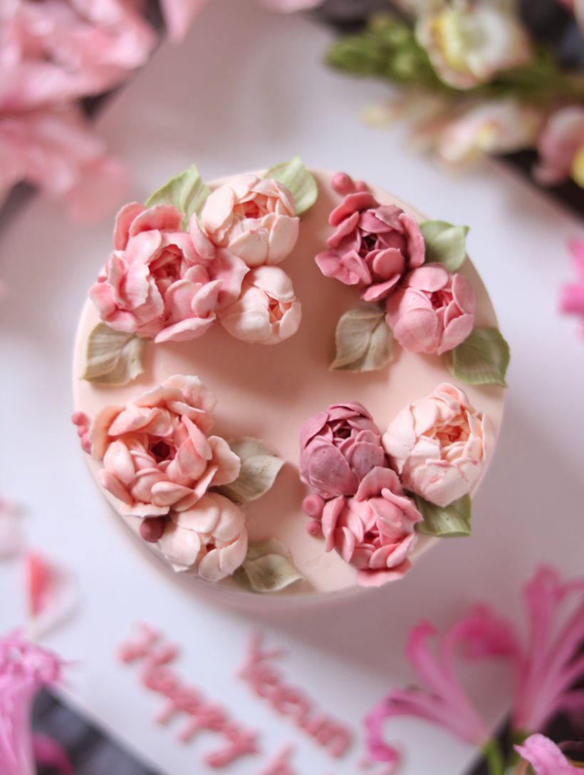 Buttercream Flower Cake & Cupcake 4