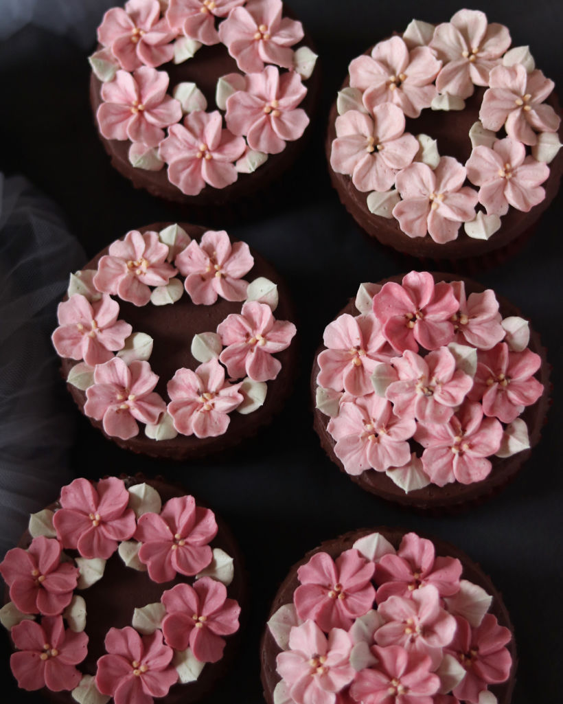 Buttercream Flower Cake & Cupcake 12