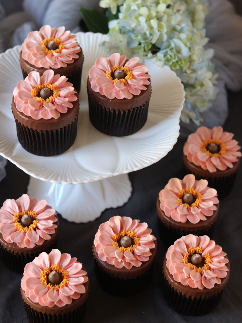 Buttercream Flower Cake & Cupcake 13