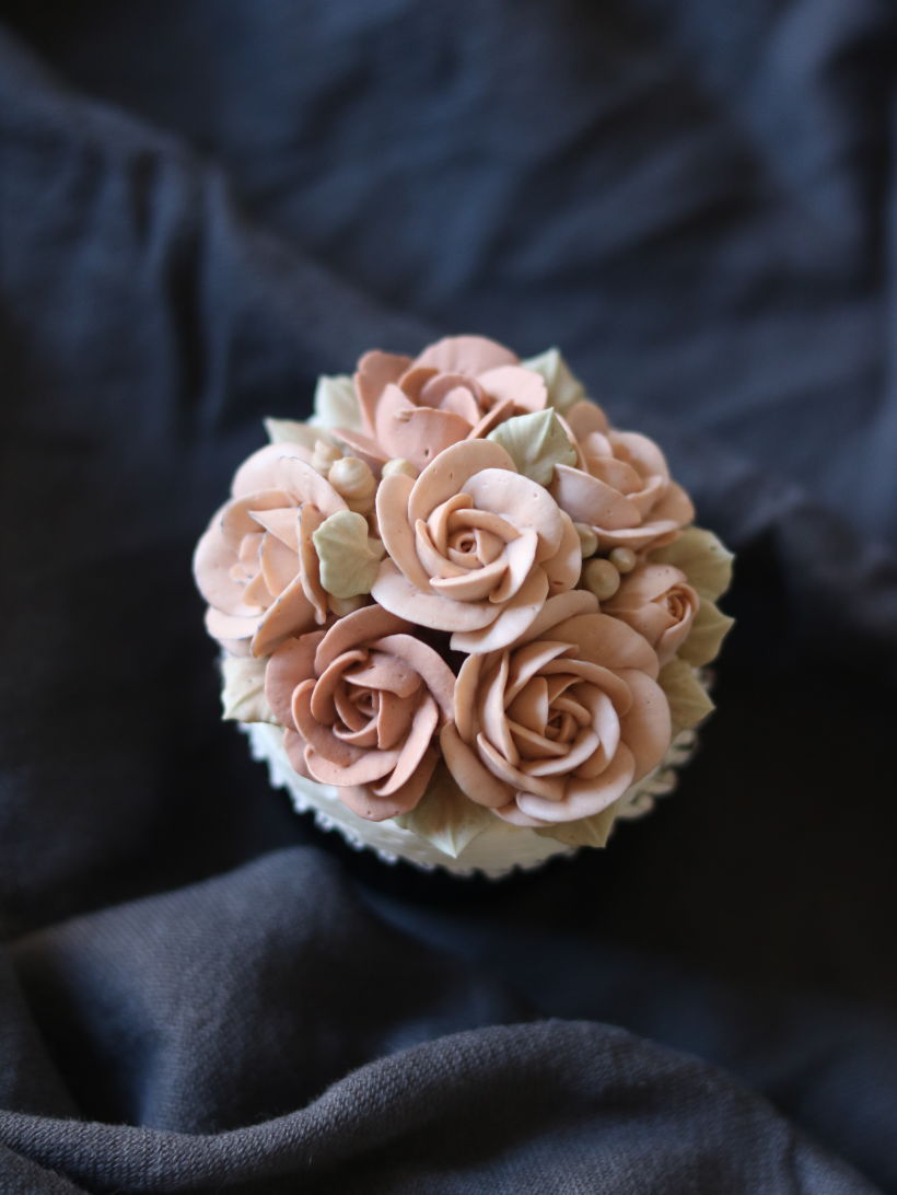 Buttercream Flower Cake & Cupcake 10