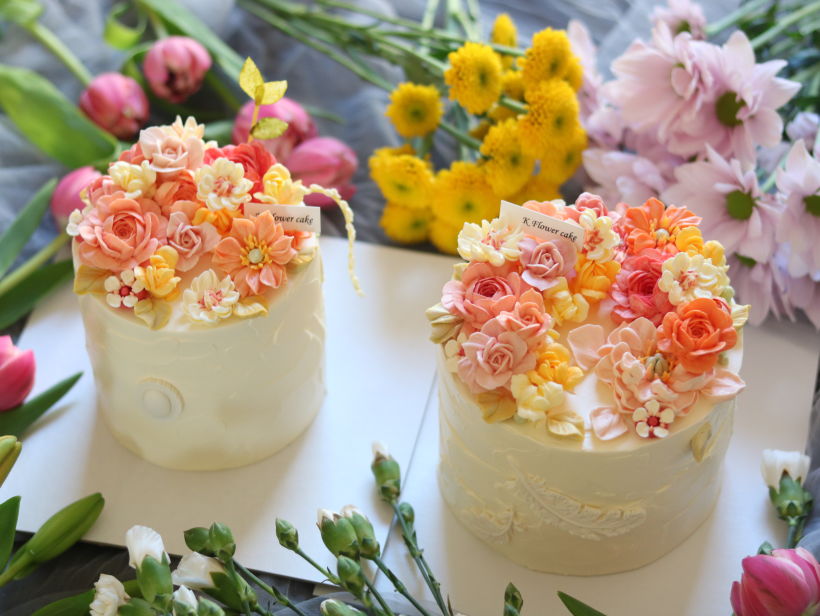 Buttercream Flower Cake & Cupcake 9