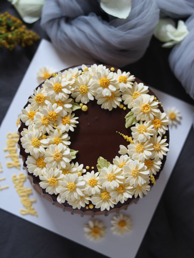 Buttercream Flower Cake & Cupcake 6