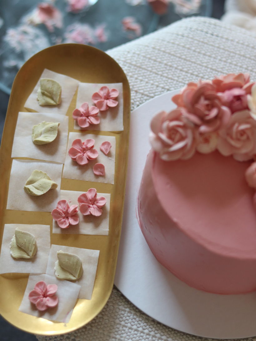 Buttercream Flower Cake & Cupcake 2