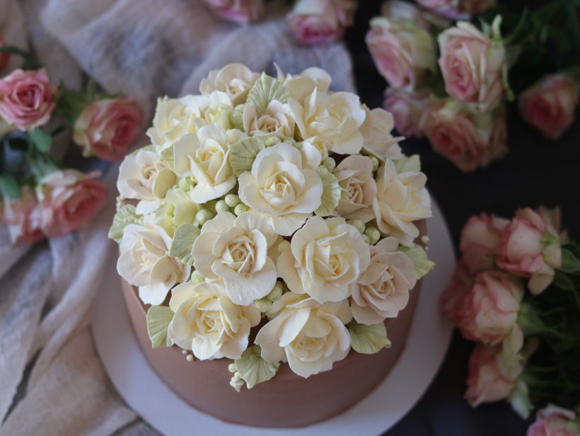 Buttercream Flower Cake & Cupcake 5