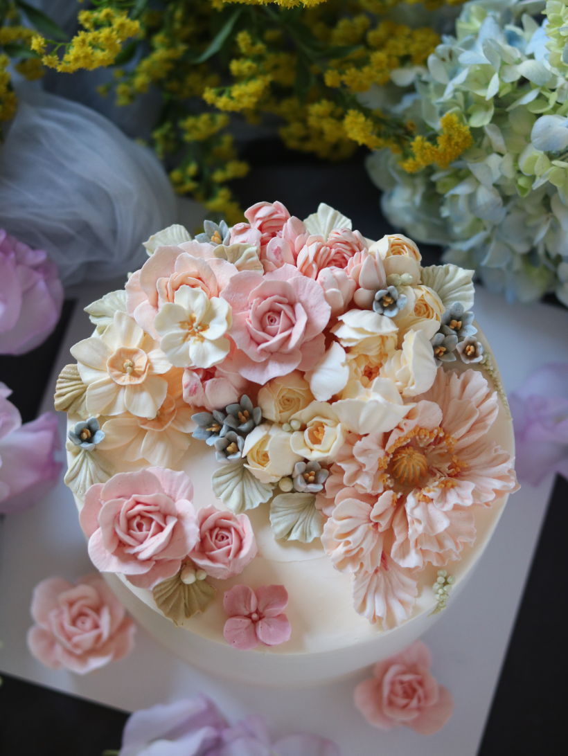 Buttercream Flower Cake & Cupcake 8