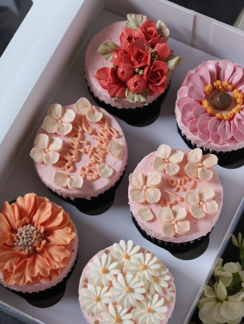Buttercream Flower Cake & Cupcake 15