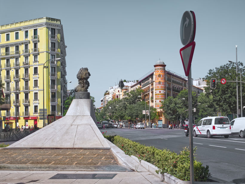 Foto 4. Calle Alcalá. Monumento a Goya frente al torreón este de la Casa de las Bolas.