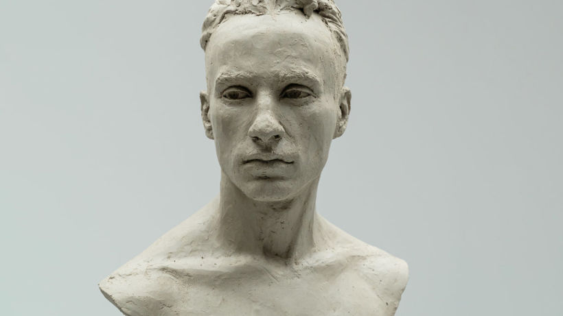 Clay portrait: model of a life-sized face, by Efraïm Rodríguez.