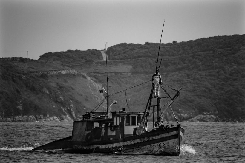 Barco de pesca saindo para o mar na costa de Cabo Frio, RJ.