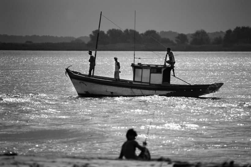 Barco de pesca retorna para águas calmas. Atafona, ES.